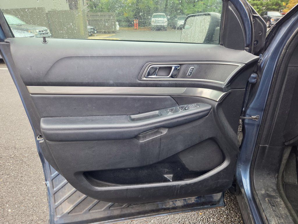 Used 2018 Ford Explorer XLT AWD/4WD image 10