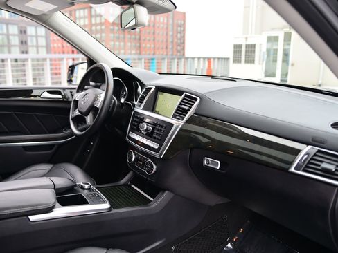 Used 2015 Mercedes-Benz GL 550 4MATIC image 23