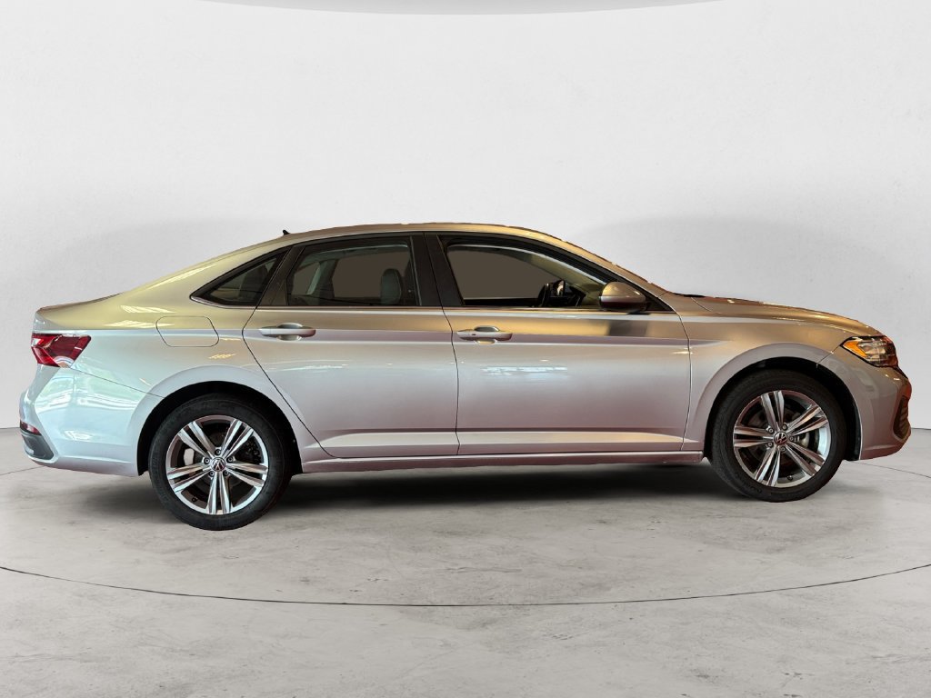 Used 2024 Volkswagen Jetta SE FWD image 2