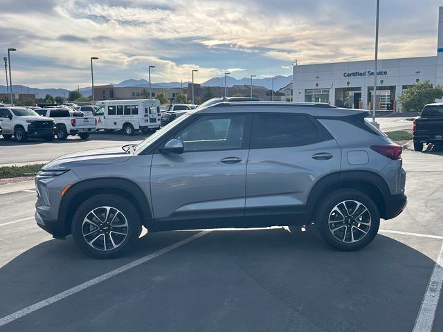 Used 2026 Chevrolet TrailBlazer LT AWD/4WD image 2