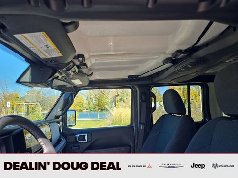 Used 2025 Jeep Wrangler Sahara image 21