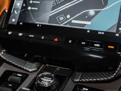 Used 2025 Aston Martin Vanquish Coupe image 25