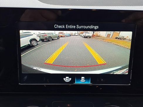 Used 2021 Mercedes-Benz GLB 250 4MATIC image 8