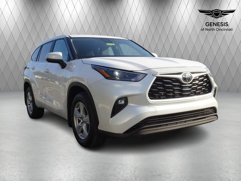 Used 2023 Toyota Highlander LE AWD/4WD image 6