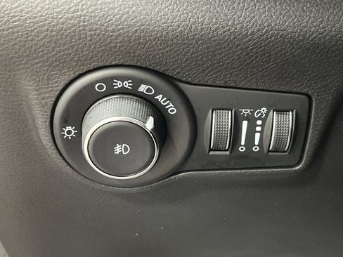 Used 2023 Jeep Compass Latitude image 19