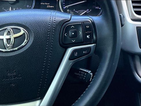 Used 2019 Toyota Highlander XLE FWD image 25