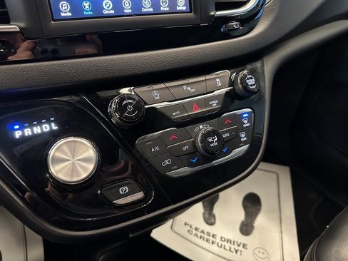 Used 2020 Chrysler Pacifica Touring-L w/ S Appearance Package image 13