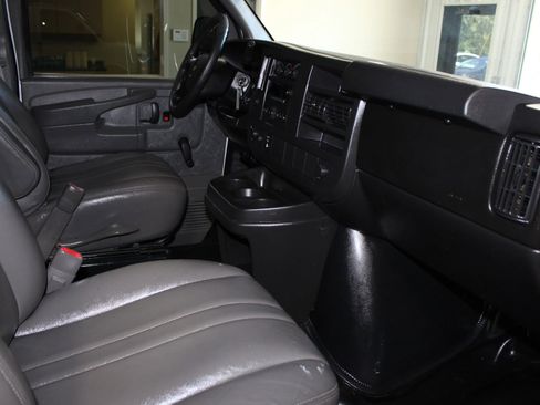 Used 2011 Chevrolet Express 2500 RWD image 19