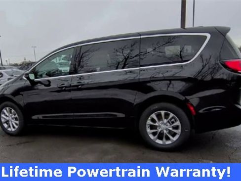 New 2026 Chrysler Pacifica Select image 6