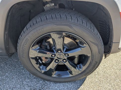 Used 2023 Jeep Grand Cherokee L Limited w/ Black Appearance Package image 11