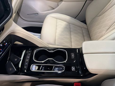 Used 2022 Buick Envision Avenir w/ Technology Package II image 17