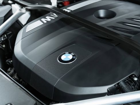 Used 2023 BMW 740i w/ Parking Assistance Package image 95