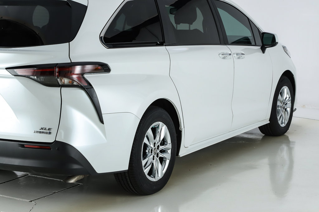 Used 2024 Toyota Sienna XLE w/ XLE Plus Package AWD/4WD image 18