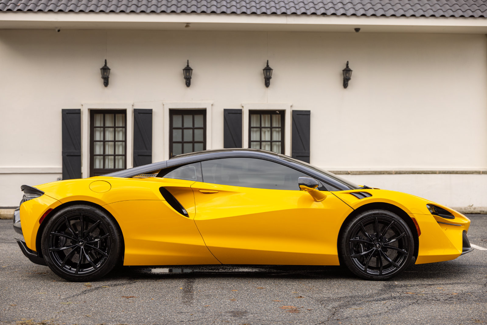 Used 2023 McLaren Artura RWD image 20