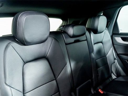 Used 2025 Porsche Cayenne image 44