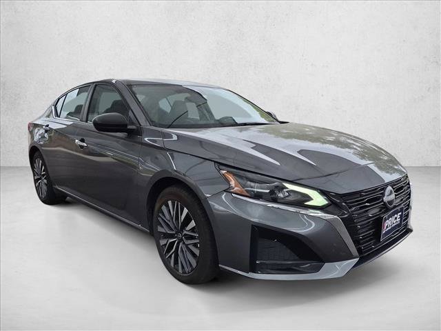 Used 2025 Nissan Altima 2.5 SV FWD image 3