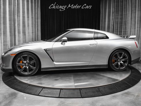 Used 2009 Nissan GT-R Premium AWD/4WD image 1