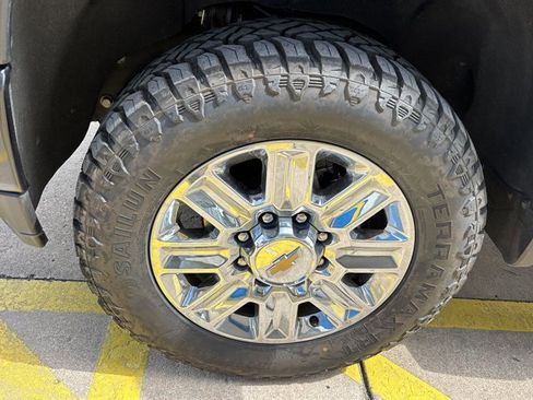 Used 2022 Chevrolet Silverado 2500 High Country w/ Z71 Off-Road Package AWD/4WD image 11