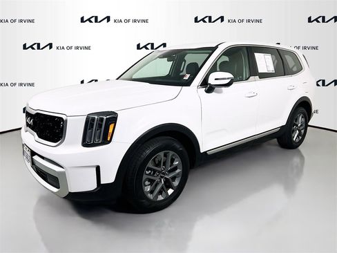 Certified 2025 Kia Telluride LX image 4