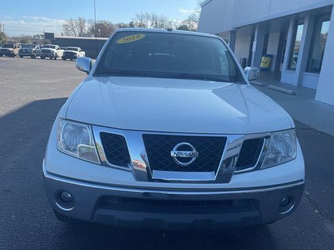 Used 2019 Nissan Frontier SL image 3