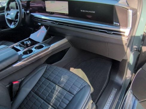Certified 2025 Cadillac Escalade ESV V AWD/4WD image 18
