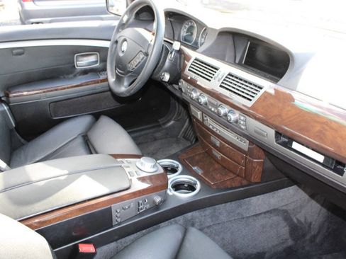 Used 2008 BMW 750i w/ Sport Pkg image 12