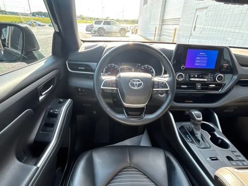 Used 2024 Toyota Highlander XSE FWD image 3