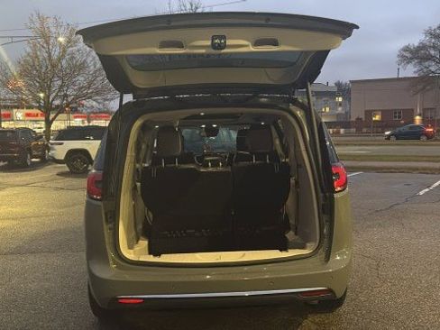 Used 2023 Chrysler Pacifica Limited w/ Uconnect Theater Family Group image 31