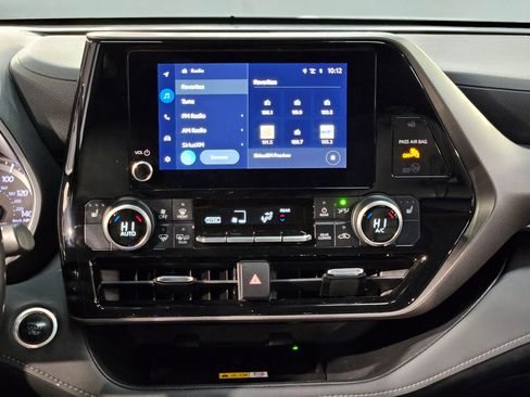 Used 2024 Toyota Highlander XLE image 16