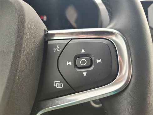 Used 2023 Volvo XC40 B5 Plus image 28