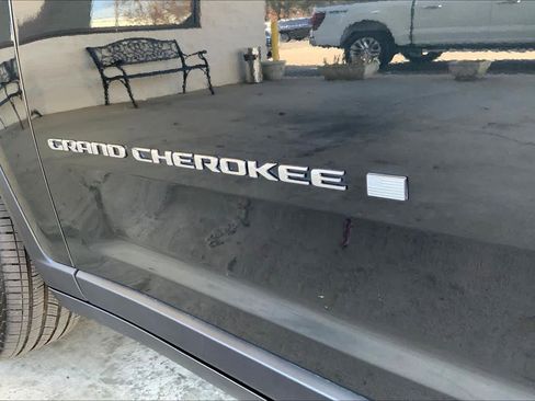 Used 2023 Jeep Grand Cherokee Limited w/ Luxury Tech Group II image 29