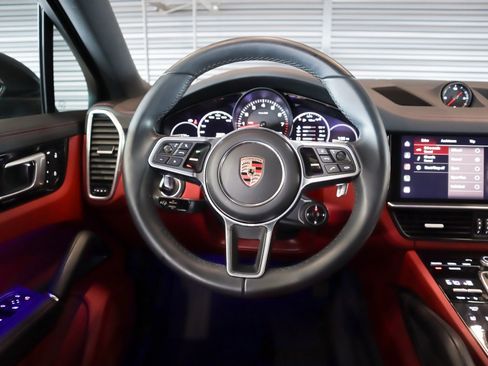 Certified 2023 Porsche Cayenne Platinum Edition image 13