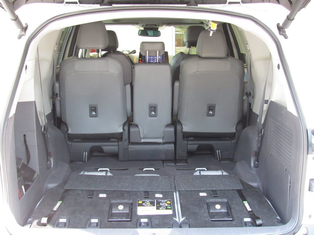 Certified 2024 Toyota Sienna XLE FWD image 23