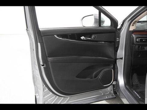 Used 2023 Lincoln Nautilus Reserve image 5