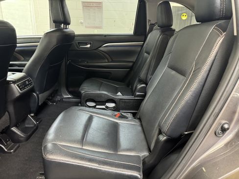 Used 2019 Toyota Highlander Limited Platinum image 16