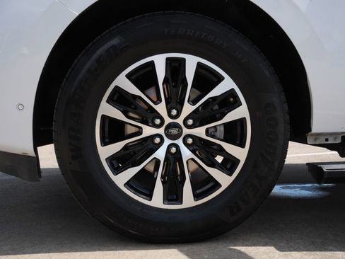 Used 2025 Ford Expedition Platinum image 31