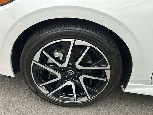 Used 2024 Nissan Sentra SR w/ SR Premium Package FWD image 8