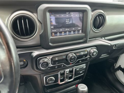 Used 2022 Jeep Gladiator Sport AWD/4WD image 16