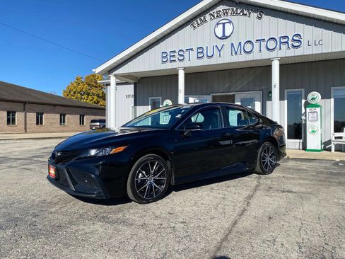 Used 2023 Toyota Camry SE image 2