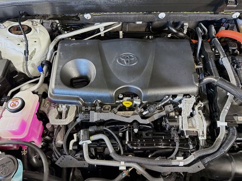 Used 2021 Toyota Venza LE AWD/4WD image 39