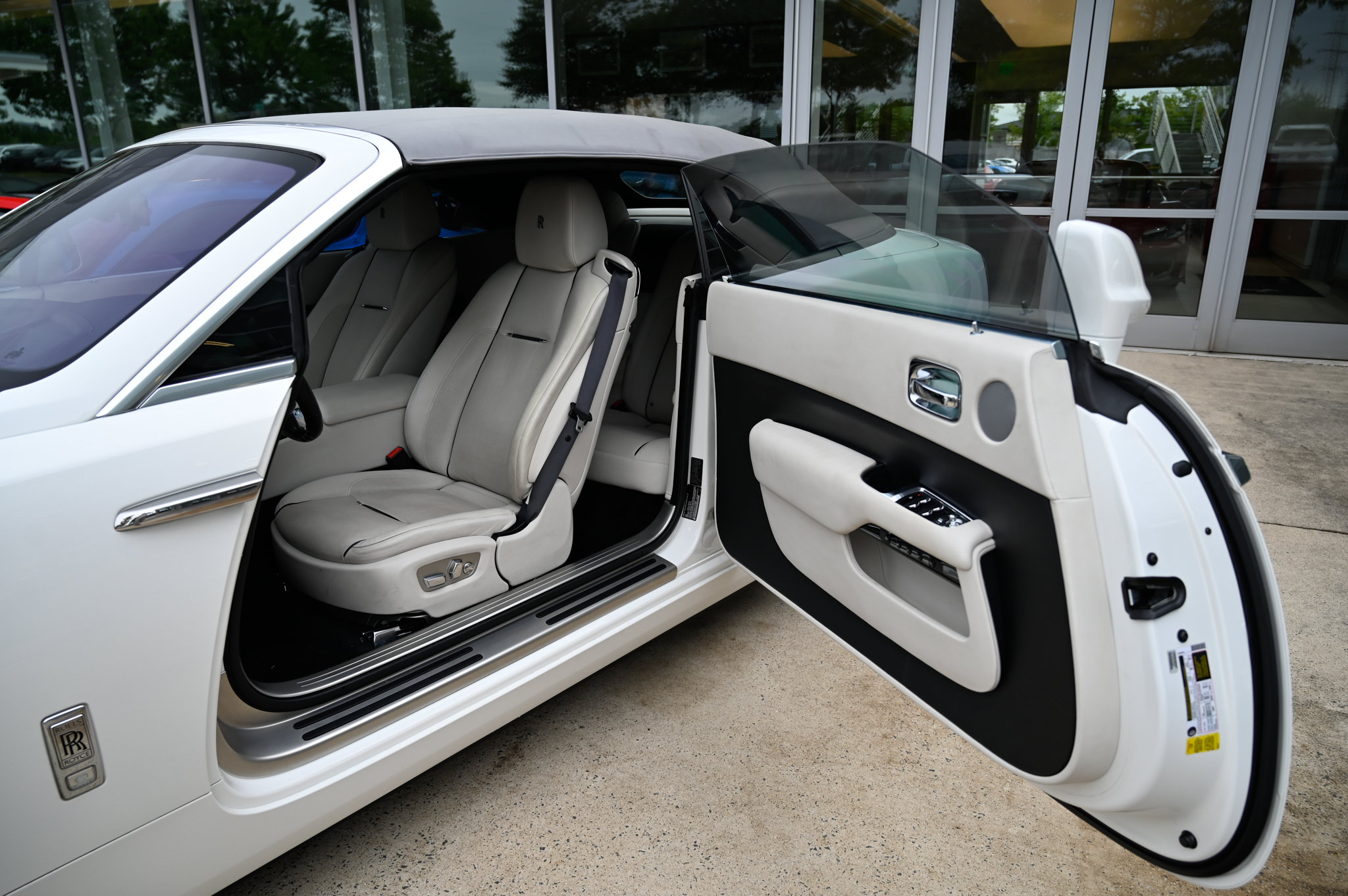 Used 2018 Rolls-Royce Dawn RWD image 15