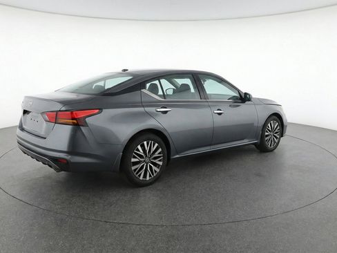 Used 2025 Nissan Altima 2.5 SV FWD image 9