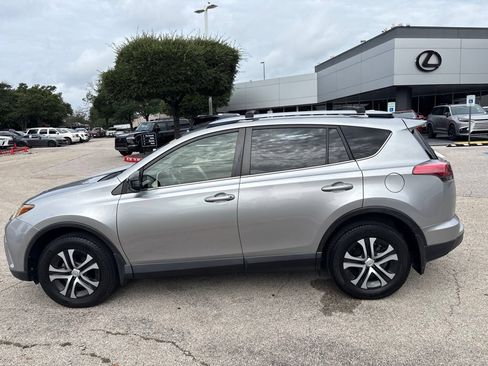 Used 2018 Toyota RAV4 LE FWD image 2