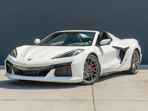Used 2025 Chevrolet Corvette Z06 RWD image 4