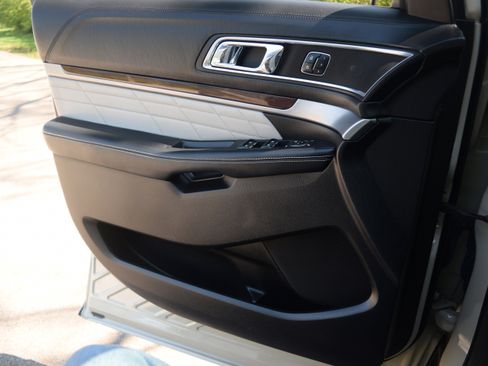 Used 2018 Ford Explorer Platinum image 22