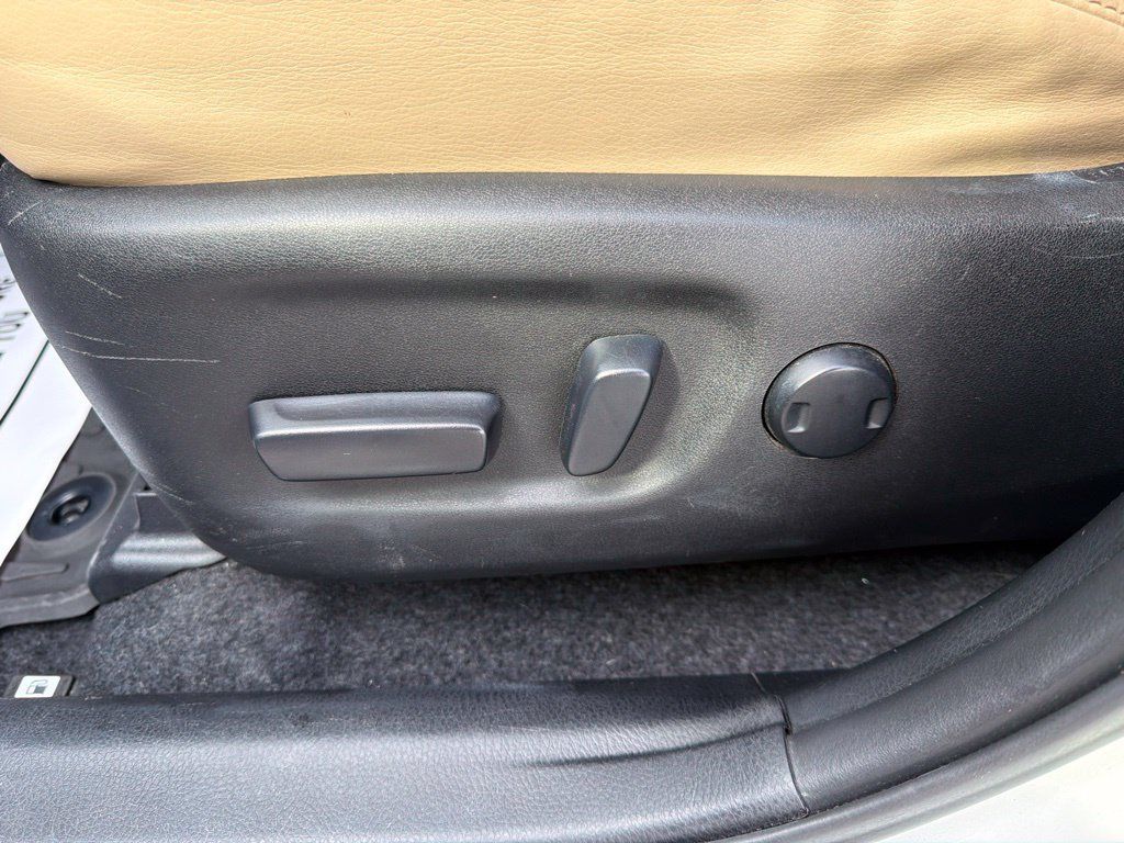 Used 2014 Toyota RAV4 Limited w/ Technology Package AWD/4WD image 26