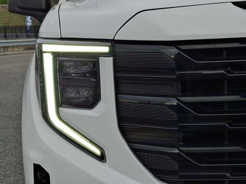 Used 2022 GMC Sierra 1500 Elevation image 9