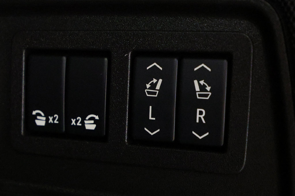 Used 2025 Cadillac Escalade ESV V AWD/4WD image 14