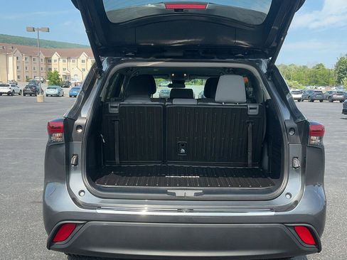 Used 2023 Toyota Highlander LE AWD/4WD image 10