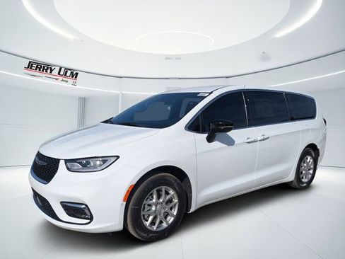 New 2026 Chrysler Pacifica Select image 7
